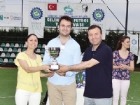 En Centilmen takım odulunu Orhan Bilici  Badegul Onbasi  Ayhan Yilmaz 